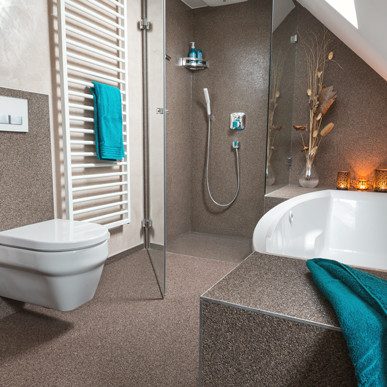 Steinteppich_Natursteinteppich_Badezimmerausschnitt_Boden_dunkelbraun_Dusche_WC_Badewanne